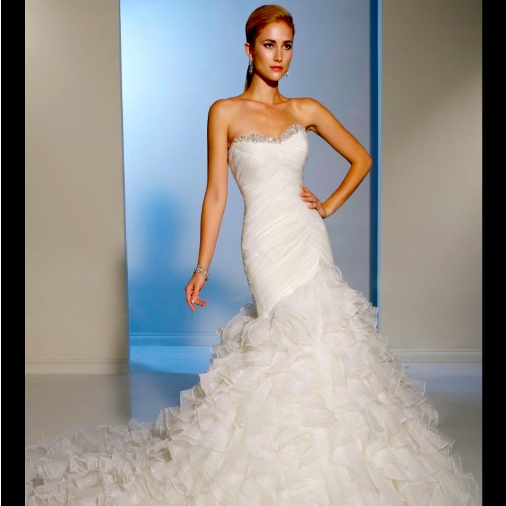 NEW..Súper elegant and beautiful wedding dress.